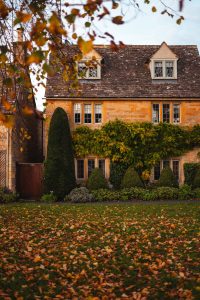 Ferienhaus nach Sturm - Sturmschaeden erkennen und richtig bei der Versicherung melden