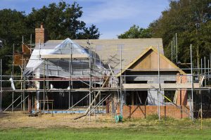 Haus im Rohbau mit sichtbarer Dachkonstruktion - Dachschaeden am Ferienhaus fruehzeitig erkennen