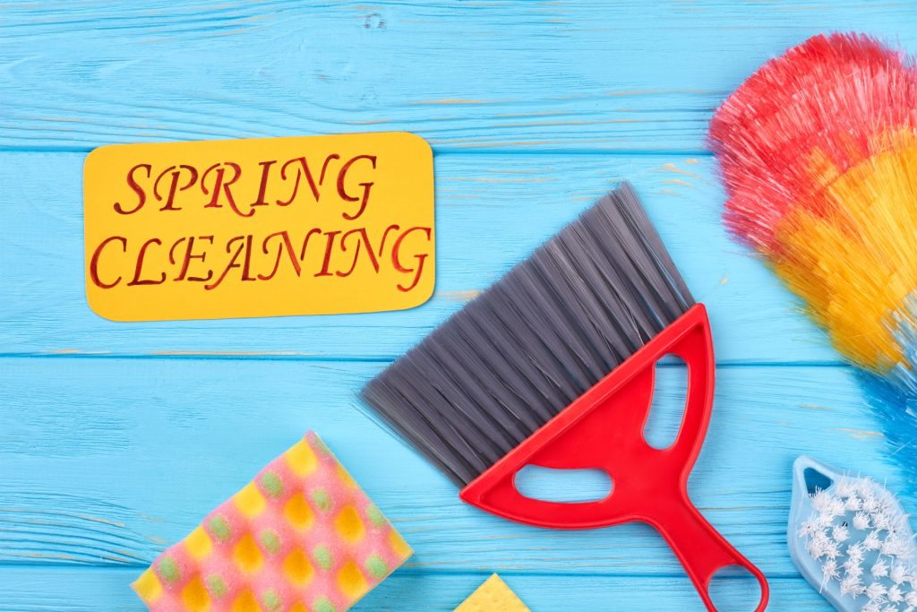 Reinigungsutensilien fuer den Fruehjahrsputz im Ferienhaus - Eimer, Handschuhe und Putzlappen