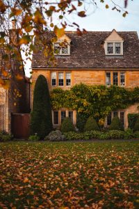 Charmantes Cottage im Herbst - Ferienhaus vor Herbststuermen schuetzen