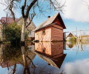 Holzgebaeude im Hochwasser - Ueberschwemmungsschutz bei Starkregen fuer Ferienhaeuser