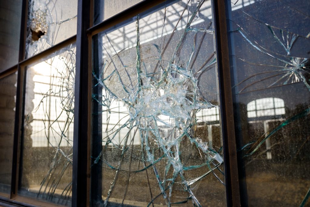 Zerbrochenes Fensterglas - Sachschaeden durch Nachbarschaftskonflikte am Ferienhaus
