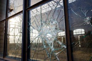 Zerbrochenes Fensterglas - Sachschaeden durch Nachbarschaftskonflikte am Ferienhaus