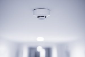 Rauchmelder an der Decke - Brandschutz und Rauchmelder-Pflicht im Ferienhaus
