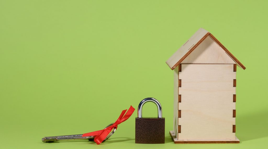 Miniatur-Holzhaus mit Metallschloss - sichere Schluesselverwaltung fuer Ferienhaus-Eigentuemer