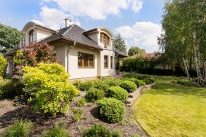 Schoener Sommertag am Haus - Ferienhaus fuer die Urlaubssaison vorbereiten